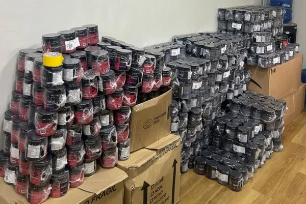 Imagem colorida mostra suplementos alimentares encontrados pela polícia durante operação em São Paulo e em Guarulhos; quadrilha adulterava data de vencimento dos produtos - Metrópoles