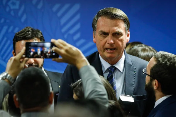 Presidente Jair Bolsonaro ao final do evento gravando videos e tirando fotos
