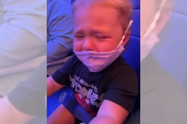 Mãe reclama que comissária recomendou colar máscara na filha de 2 anos