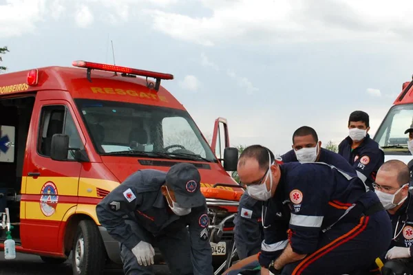 Bombeiros e equipe do Samu de Minas Gerais fazem atendimento a vítima de acidente de trânsito