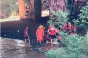 homem e filho, de 10 anos, caíram no Lago Paranoá após a motocicleta em que estavam bater na mureta de proteção da ponte, neste domingo (27/9) homem e filho, de 10 anos, caíram no Lago Paranoá após a motocicleta em que estavam bater na mureta de proteção da ponte, neste domingo (27/9)