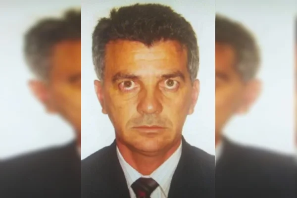 Imagem colorida de homem com terno preto