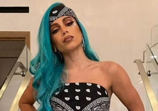 Anitta surge de cabelo azul no Instagram para festa de Halloween