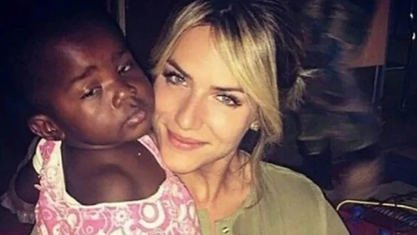 Foto mostra Giovana Ewbank com Titi no colo em 2015