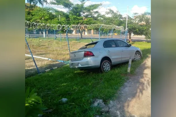 Homem capota carro após roubá-lo de mulher na Asa Norte
