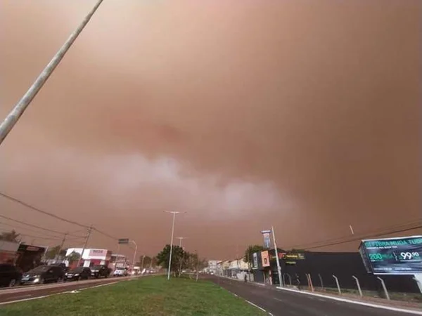 Dia vira noite, tempestade de areia cobre Campo Grande, derruba árvores e assusta moradores
