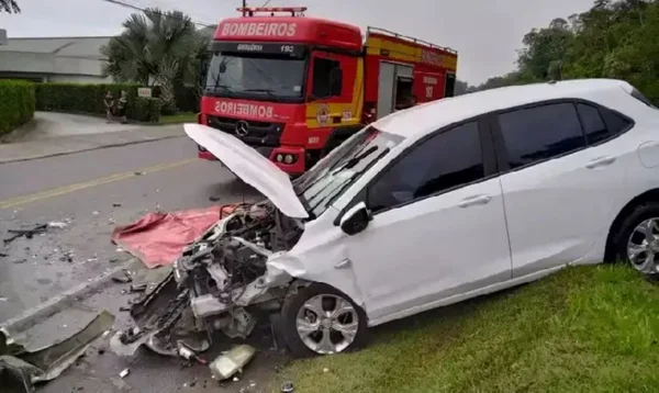 Imagem colorida de carro de casal que deu calote em motel e sofreu batida - Metrópoles