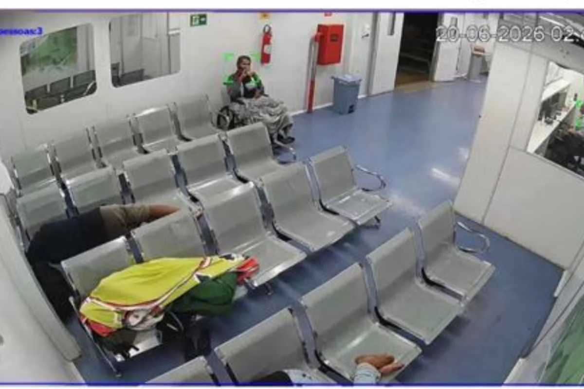 Já na madrugada de sábado (20/6), o homem ingere algum líquido. Ao lado, três pessoas dormem nas cadeiras da sala de espera da UPA Já na madrugada de sábado (20/6), o homem ingere algum líquido. Ao lado, três pessoas dormem nas cadeiras da sala de espera da UPA