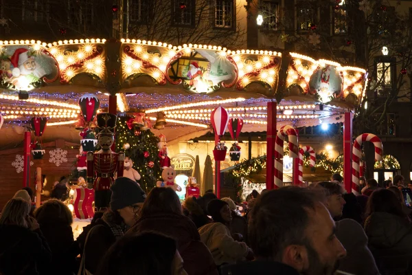 Decorações festivas e barracas iluminadas durante o Mercado de Natal em Estrasburgo, na França