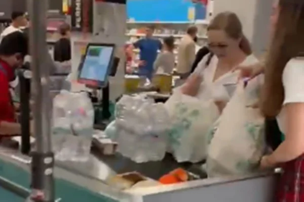 Com apagão, população estoca água e comida na Espanha. Veja vídeo