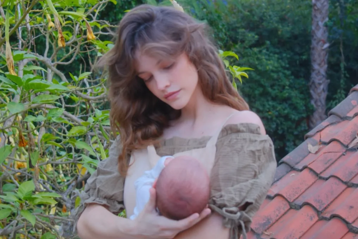 Sylvie, primeira filha da modelo Barbara Palvin e do ator Dylan Sprouse Sylvie, primeira filha da modelo Barbara Palvin e do ator Dylan Sprouse