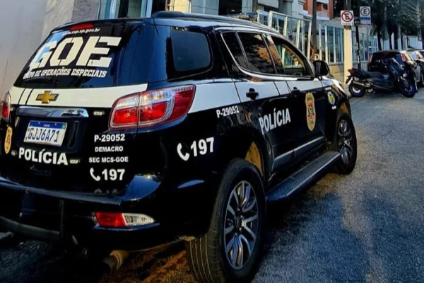 Imagem colorida de um carro da polícia