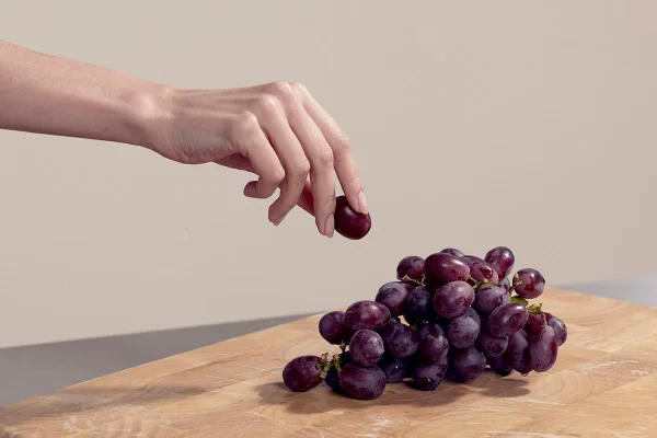 Foto colorida de cacho de uvas - Metrópoles