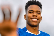 O jogador foi anunciado nesta segunda