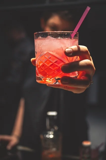 <b>Drinques sem birita</b> – Tendência entre os pós-millenials, que querem reduzir o consumo de bebidas alcoólicas, a previsão é que aumente a quantidade de marcas investindo em coquetéis sem álcool <b>Drinques sem birita</b> – Tendência entre os pós-millenials, que querem reduzir o consumo de bebidas alcoólicas, a previsão é que aumente a quantidade de marcas investindo em coquetéis sem álcool