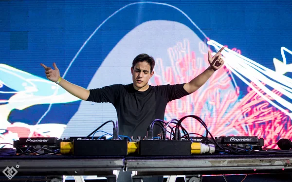 Filho de Carla Amorim, Tiago Amorim desponta em carreira internacional de DJ