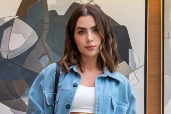 Atriz Jade Picos veste blusa branca e camisa azul - Metrópoles