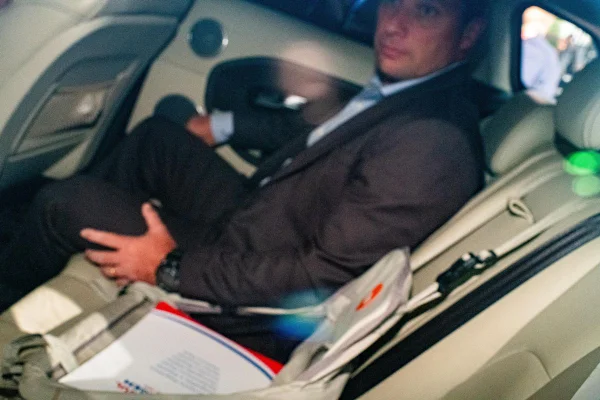 Îmagem colorida de Mauro Cid dentro de carro - Metrópoles