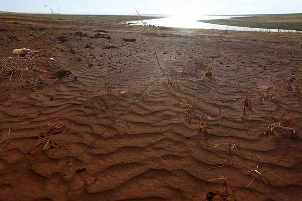 crise hídrica e energética, reservatório da usina hidrelétrica de itumbiara enfrenta redução do nível da água, em razão da seca e da estiagem