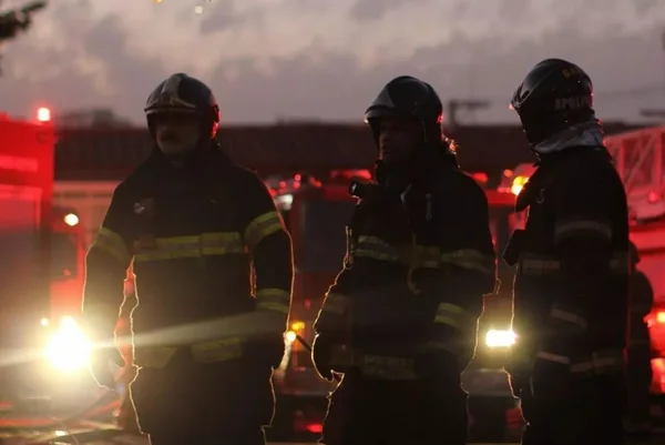 foto colorida de homens do Corpo de Bombeiros de SP durante trabalho de combate às chamas - Metrópoles