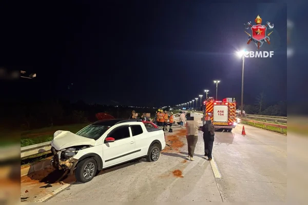 Acidente entre três carros na Estrutural impacta trânsito e deixa feridos