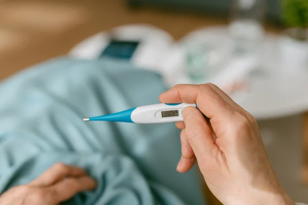 Foto colorida de pessoa verificando temperatura - Gripe K: saiba quais são os sintomas mais comuns e como se proteger - Metrópoles
