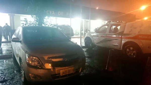 Polícia apreende adolescente de 16 anos suspeito de participar no assalto à joalheria da designer Carla Amorim e carro usado na ação. Veja vídeo