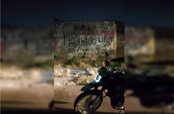 moto com muro pichado