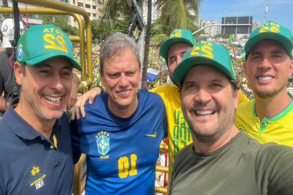 O governador de São Paulo, Tarcísio de Freitas (Republicanos), e o presidente da Assembleia Legislativa de São Paulo (Alesp), André do Prado (PL), em ato bolsonarista em Copacabana, no Rio de Janeiro