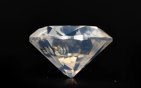 Mulher denuncia roubo de diamante de 45 milhões de euros em Paris