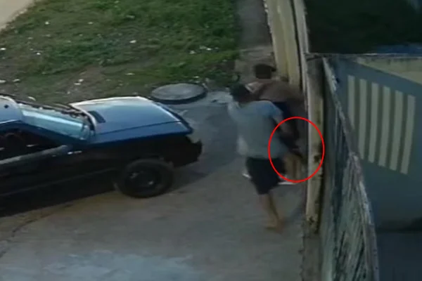 Homem agarra mulher pelo cabelo e a ameaça com escopeta em casa