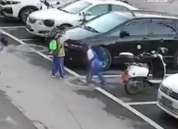 Vídeo: criança é arremessada em explosão de tampa de bueiro na China