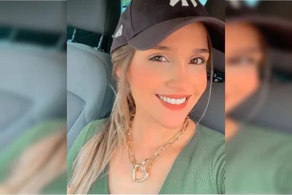 imagem colorida de mulher sorrindo usando boné, colar e roupa verde- Metrópoles