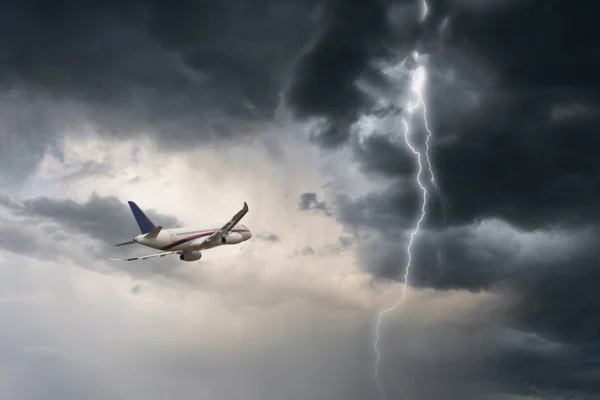 Imagem de avião se aproximando de nuvens negras - Metrópoles