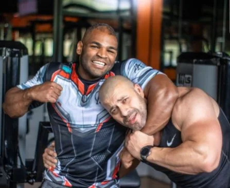 Daniel Silveira rompe tornozeleira e culpa muay thai