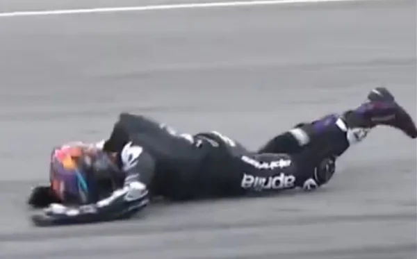Imagem colorida de campeão do moto-gp que foi arremessado da moto- Metrópoles