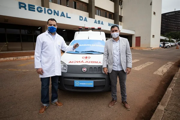 Ambulância em frente ao Hran