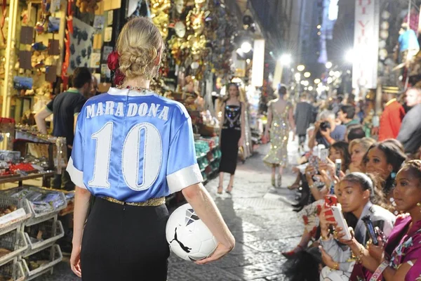 Dolce & Gabbana é condenada a pagar 70 mil euros a Maradona