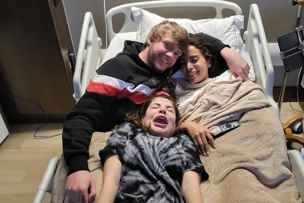 Foto colorida de Anitta, Gkay e Murda