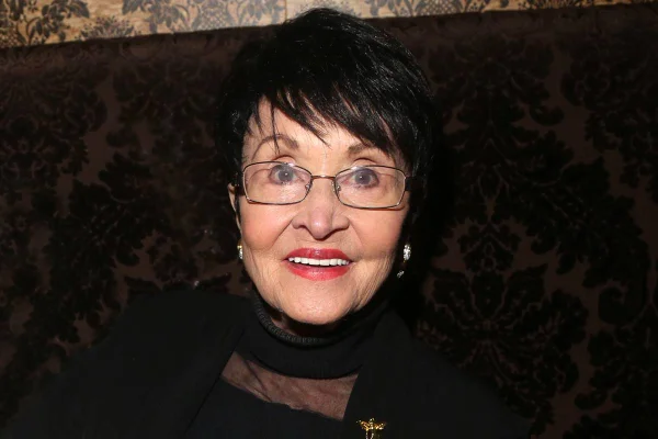 Foto colorida de Chita Rivera usando óculos e sorrindo - Metrópoles