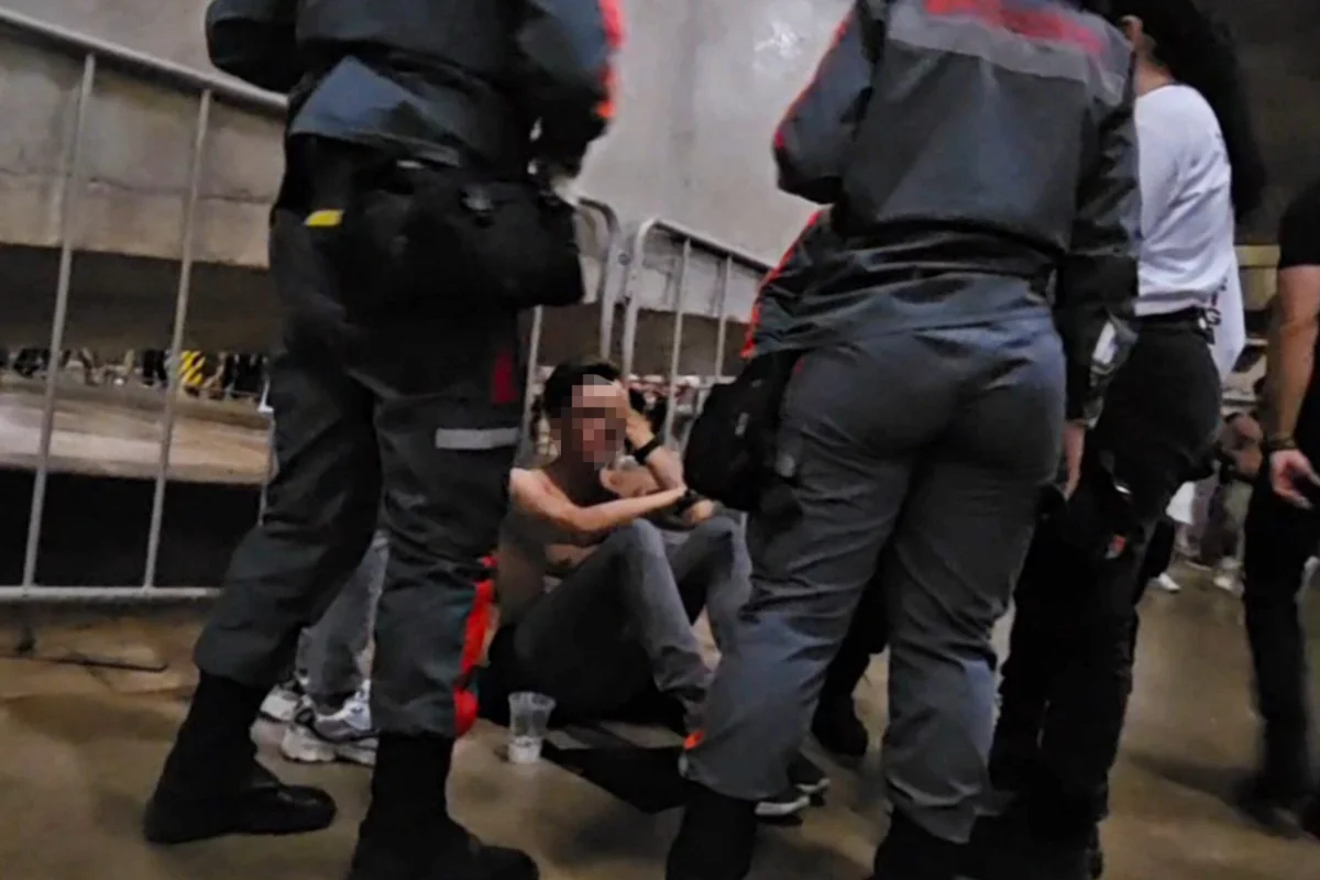 O excesso, contudo, cobrou seu preço rapidamente. Diversos jovens não aguentaram o "baque" da viagem química e desabaram no chão de concreto do estádio. Pelo menos quatro pessoas precisaram ser socorridas às pressas e levadas em estado crítico para a enfermaria do evento até às 3h da manhã, contorcendo-se em convulsões e colapsos físicos O excesso, contudo, cobrou seu preço rapidamente. Diversos jovens não aguentaram o "baque" da viagem química e desabaram no chão de concreto do estádio. Pelo menos quatro pessoas precisaram ser socorridas às pressas e levadas em estado crítico para a enfermaria do evento até às 3h da manhã, contorcendo-se em convulsões e colapsos físicos