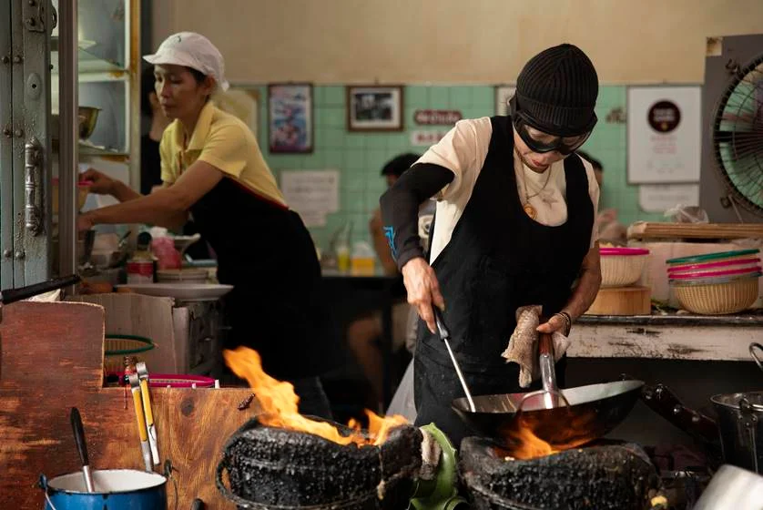 <b> Street Food (26/04) — </b> Dos criadores de Chef's Table, esta série leva o público a algumas das cidades mais vibrantes do mundo para explorar a rica cultura da comida de rua. Na temporada 1, descubra a variedade de sabores que as ruas da Ásia têm a oferecer <b> Street Food (26/04) — </b> Dos criadores de Chef's Table, esta série leva o público a algumas das cidades mais vibrantes do mundo para explorar a rica cultura da comida de rua. Na temporada 1, descubra a variedade de sabores que as ruas da Ásia têm a oferecer