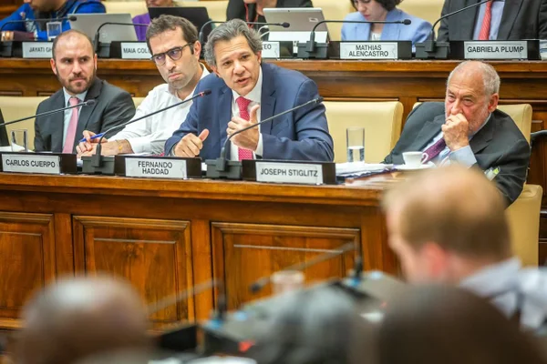 Imagem colorida do ministro da Fazenda, Fernando Haddad, durante evento no Vaticano - Metrópoles