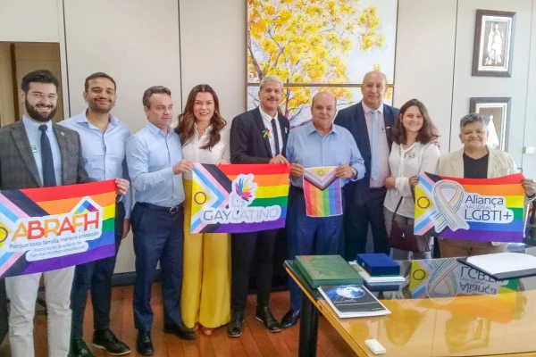 Fotografia colorida do governador Ibaneis Rocha com representantes do movimento LGBTQIA+
