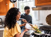 Mantenha a organização na cozinha, utilizando utensílios básicos e garantindo que facas estejam afiadas Mantenha a organização na cozinha, utilizando utensílios básicos e garantindo que facas estejam afiadas