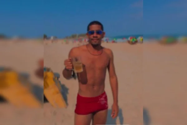 homem na praia