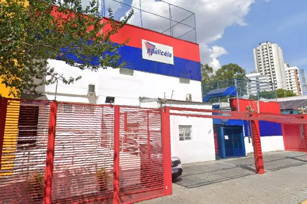 Imagem colorida mostra fachada de colégio na zona sul de São Paulo. Metrópoles