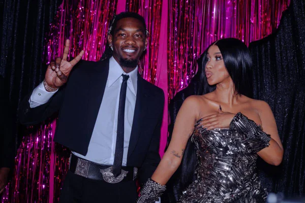 foto colorida de offset de terno e cardi b de vestido brilhoso - metrópoles