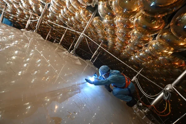 Imagem colorida mostra detector de neutrinos JUNO - Metrópoles