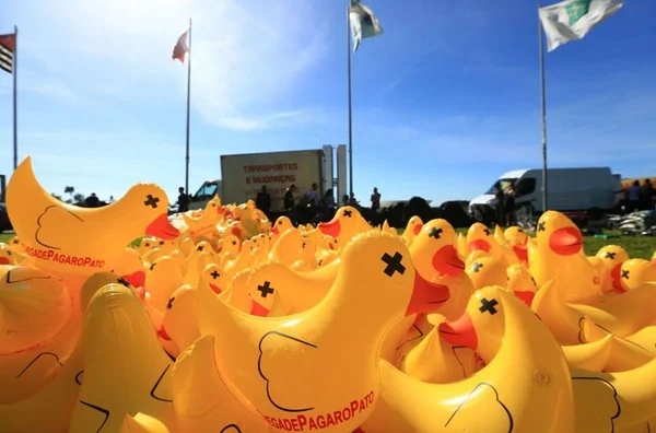 Em dia de reunião de Temer e Skaf, Fiesp distribui patos de borracha